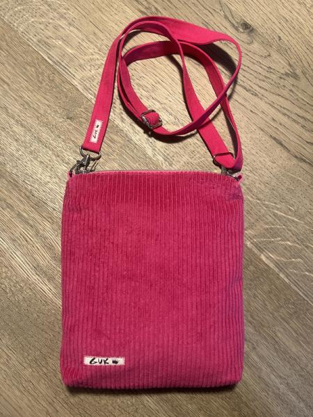 Rückseite aus pinkfarbenem Cordstoff